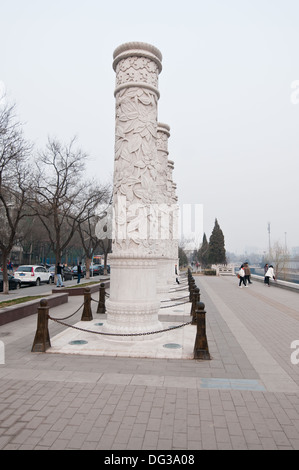 Certains des 24 piliers sur le modèle des 24 termes solaires sur la rive nord de l'Afrique du Moat à Beijing, Chine Banque D'Images