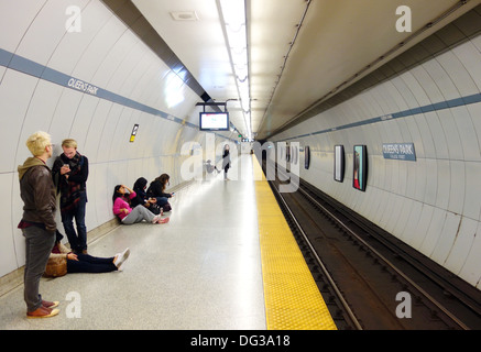 Personnes en attente d'une rame de métro à une plate-forme à Toronto, Canada Banque D'Images