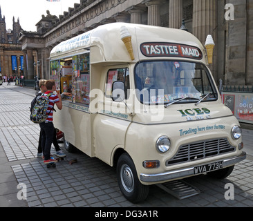 De couleur crème classique Femme Tasttee crème glacée van de 1960 dans le centre-ville d'Édimbourg en Écosse Royaume-uni 2013 Banque D'Images