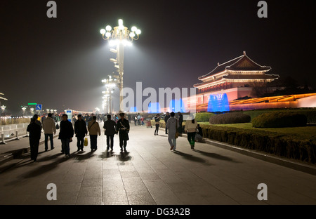 Nuit vue sur (Tiananmen porte de la paix céleste) vu de E Avenue Chang'an à Pékin, Chine Banque D'Images