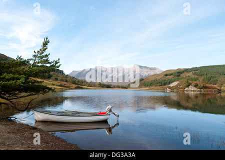 Loch clair avec le Ben Eighe Réserve naturelle nationale dans la distance, Torridon, les Highlands écossais, UK Banque D'Images