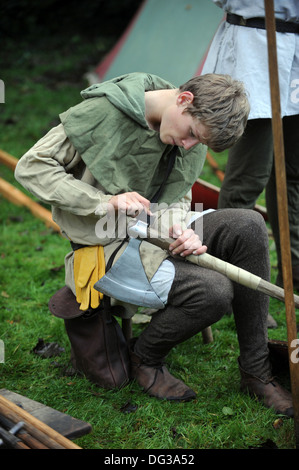 Jeune homme habillé comme un participant à Saxon 1066 week-end à Battle Abbey Sussex UK Banque D'Images