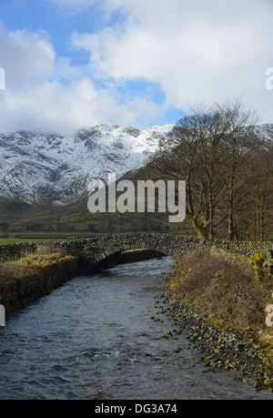 Middlefell Bridge et Crinkle Crags en hiver. Elterwater, Parc National de Lake District, Cumbria, Angleterre, Royaume-Uni. Banque D'Images