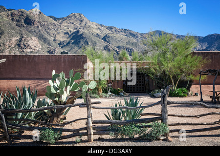 La galerie DeGrazia à Tucson, Arizona, est à la base de la Catalina Mountains. Banque D'Images