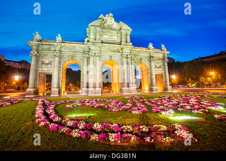 Célèbre Puerta de Alcala, Madrid, Espagne, district de Cibeles Banque D'Images