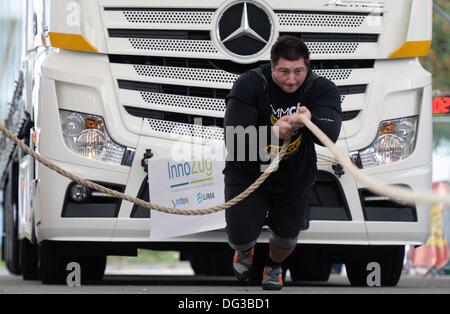 Chemnitz, Allemagne. 13 Oct, 2013. Nouveau champion allemand Dennis Kohlruss tire un camion de 15 tonnes durant le championnat d'Allemagne en Truck-Pull à Chemnitz, Allemagne, 13 octobre 2013. Les athlètes ont à tirer un 7, 5 tonne et un camion de 15 tonnes sur une distance de 20 mètres. Photo : HENDRIK SCHMIDT/dpa/Alamy Live News Banque D'Images