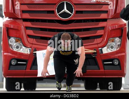 Chemnitz, Allemagne. 13 Oct, 2013. Carsten Unger tire un 7, 5 tonne chariot durant le championnat d'Allemagne en Truck-Pull à Chemnitz, Allemagne, 13 octobre 2013. Les athlètes ont à tirer un 7, 5 tonne et un camion de 15 tonnes sur une distance de 20 mètres. Photo : HENDRIK SCHMIDT/dpa/Alamy Live News Banque D'Images