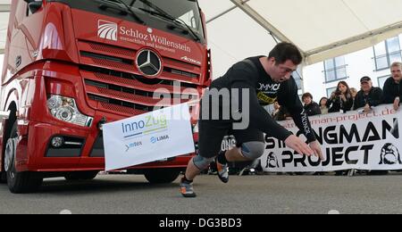 Chemnitz, Allemagne. 13 Oct, 2013. Nouveau Championnat Allemand Dennis Kohlruss tire un 7, 5 tonne chariot durant le championnat d'Allemagne en Truck-Pull à Chemnitz, Allemagne, 13 octobre 2013. Les athlètes ont à tirer un 7, 5 tonne et un camion de 15 tonnes sur une distance de 20 mètres. Photo : HENDRIK SCHMIDT/dpa/Alamy Live News Banque D'Images