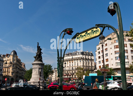 Statue sur la Place de Clichy à Paris, France Banque D'Images