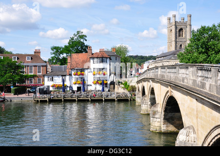 Oxon - Henley on Thames - voir le long pont de la ville - de l'autre côté de la rivière - Angel Inn - surplombant la rivière - la lumière du soleil d'été Banque D'Images