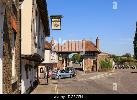 Scène de rue près de 14e siècle porte dans Barbican Sandwich, Kent, Angleterre, Royaume-Uni, Angleterre Banque D'Images