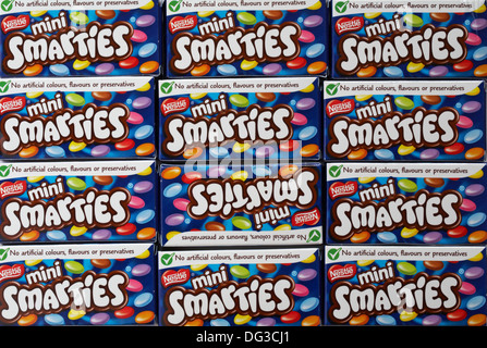 La taille des boîtes de traiter Nestle Smarties mini - spot l'intrus , une boîte à l'envers Banque D'Images