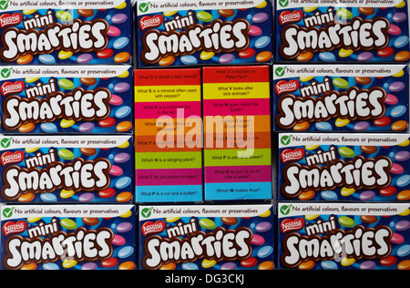 La taille des boîtes de traiter mini Smarties Nestlé, avec deux boîtes montrant des questions sur retour de boîtes Banque D'Images