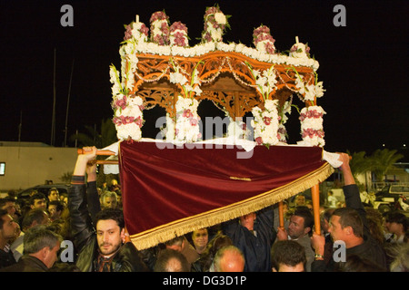 L'Europe, Grèce, îles du Dodécanèse, l'île de Patmos, Skala, la semaine de Pâques, vendredi saint, procession de personnes passent sous epitaph epitaph Banque D'Images