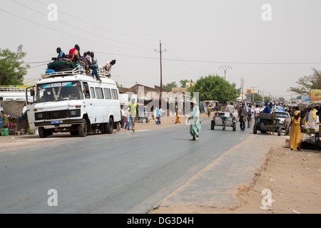 Sénégal, Touba. Transport local et la sécurité routière. Des jeunes hommes vont monter sur le dessus de la destination. Banque D'Images