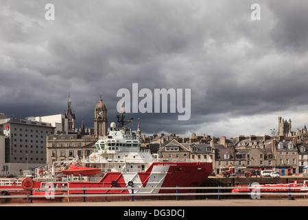 Centre-ville au bord de l'horizon et de l'orifice avec vos Mer du Nord d'alimentation d'huile en mer bateau dans Aberdeenshire Ecosse Aberdeen dock Banque D'Images