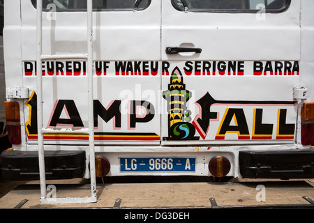 Sénégal, Touba. Automne 'Lampe' sur un véhicule de transport. Voir la note pour plus d'information. Banque D'Images