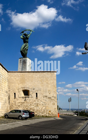 Monument de la libération à la Citadelle dans le quartier de la colline Gellert Budapest Buda Hongrie Europe Banque D'Images