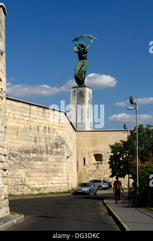 Monument de la libération à la Citadelle dans le quartier de la colline Gellert Budapest Buda Hongrie Europe Banque D'Images