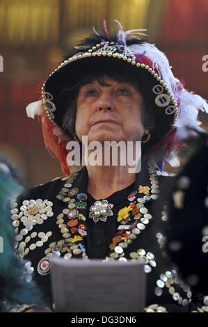 Londres, Royaume-Uni. 13 Oct, 2013. Carole Jolly la Pearly Queen of Crystal Palace Crédit : Michael Preston/Alamy Live News Banque D'Images