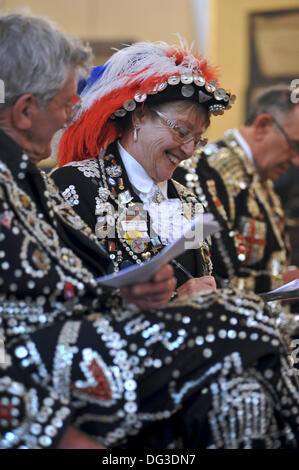 Londres, Royaume-Uni. 13 Oct, 2013. Doreen Golding la Pearly Queen of Bow Bells et Old Kent Road Crédit : Michael Preston/Alamy Live News Banque D'Images