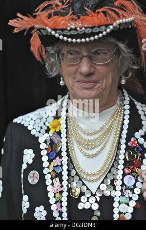 Londres, Royaume-Uni. 13 Oct, 2013. Angliss, juin the Pearly Queen of Merton avant le début de l'église St Paul's Harvest Festival. Crédit : Michael Preston/Alamy Live News Banque D'Images