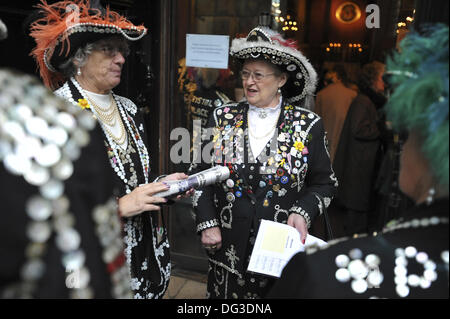 Londres, Royaume-Uni. 13 Oct, 2013. Angliss, juin the Pearly Queen of Merton (L) et Christine Prosser, The pearly Queen of Upton Park (R) de discuter avant le début de l'église St Paul's Harvest Festival. Crédit : Michael Preston/Alamy Live News Banque D'Images