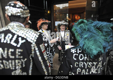 Londres, Royaume-Uni. 13 Oct, 2013. Angliss, juin the Pearly Queen of Merton (centre gauche) et Christine Prosser, The pearly Queen of Upton Park centre (R) et d'autres dents image chat avant le début de l'église St Paul's Harvest Festival. Crédit : Michael Preston/Alamy Live News Banque D'Images