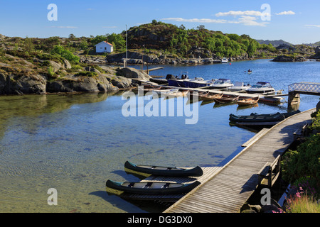 Les petits bateaux et location de canoës dans une crique rocheuse sur la côte sud. Hovag, Kristiansand, Norvège, Scandinavie, Europe Banque D'Images