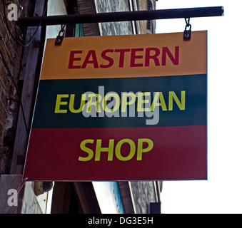 Boutique de l'Europe de signer, le centre-ville de Woolwich, Londres, Angleterre, Royaume-Uni Banque D'Images