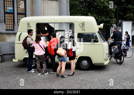 Un VW camper van utilisé comme une glace van à Bruges, Belgique Banque D'Images