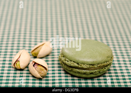 Les pistaches avec spécialité française green sweet macaron Banque D'Images