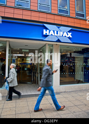 Banque Woolwich, Halifax Town Centre, Londres, Angleterre, Royaume-Uni Banque D'Images