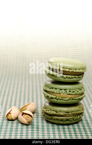 Trois Macarons verts à la pistache en format vertical Banque D'Images