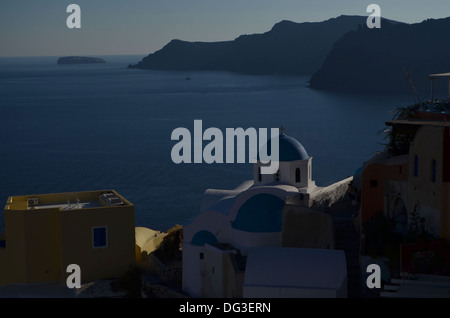 Une belle vieille église de l'île de Santorin dans les Cyclades, en Grèce, au-delà est l'Aegen sea Banque D'Images