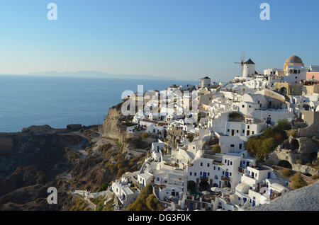 Une belle vieille église et moulin sur l'île de Santorin dans les Cyclades, en Grèce, au-delà est l'Aegen sea Banque D'Images