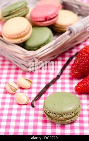 Macaron français vert aux pistaches en format vertical Banque D'Images