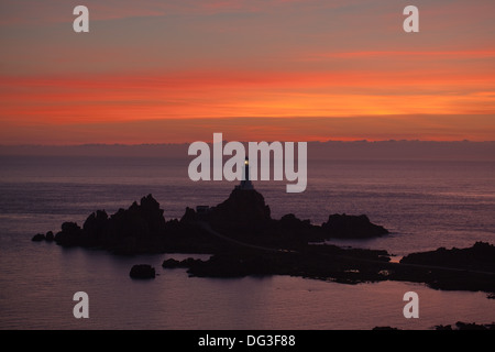 Point Corbiere et Phare. St Brelade. SW. Jersey, Channel Islands. UK. Coucher de soleil d'août. Banque D'Images