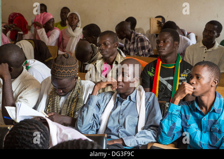 Sénégal, Touba. Les étudiants de l'Institut d'études islamiques d'Al-Azhar. Banque D'Images