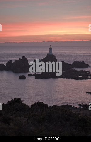 Point Corbiere et Phare. St Brelade. SW. Jersey, Channel Islands. UK. Coucher de soleil d'août. Banque D'Images