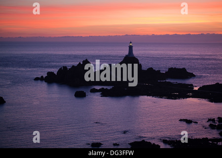 Point Corbiere et Phare. St Brelade. SW. Jersey, Channel Islands. UK. Coucher de soleil d'août. Banque D'Images