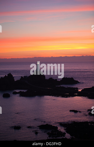 Point Corbiere et Phare. St Brelade. SW. Jersey, Channel Islands. UK. Coucher de soleil d'août. Banque D'Images