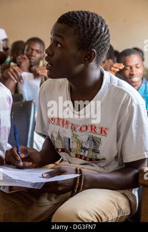 Sénégal, Touba. Jeune homme à l'Institut d'études islamiques d'Al-Azhar. Banque D'Images