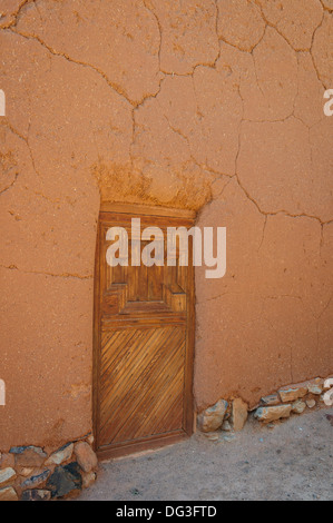 La décoration sur le porte de la chapelle en bois, El Rancho de la Golondrinas, Los Pinos Road, Santa Fe, Nouveau Mexique Banque D'Images