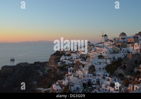 Une belle vieille église et moulin sur l'île de Santorin dans les Cyclades, en Grèce, au-delà est l'Aegen sea Banque D'Images