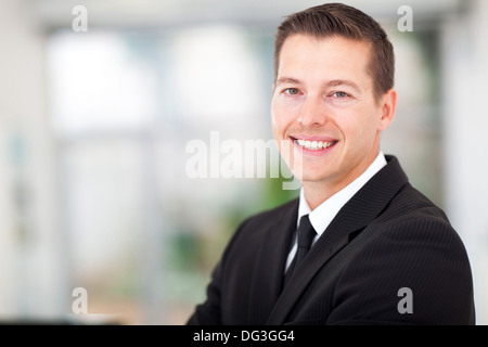 Beau jeune homme dans un costume noir Banque D'Images