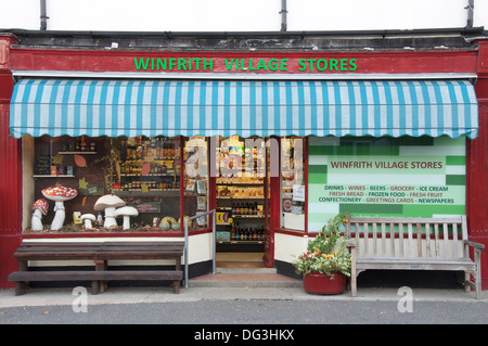 "Winfrith Village magasins". Un magasin local et bureau de poste rural, avec un affichage d'automne des champignons géants dans la fenêtre. Le Dorset. Angleterre, Royaume-Uni. Banque D'Images