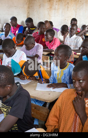 Sénégal, Touba. Les étudiants de madrasa d'Al-Azhar, une école pour les études islamiques. Banque D'Images