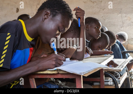 Sénégal, Touba. Les étudiants de madrasa d'Al-Azhar, une école pour les études islamiques. Banque D'Images