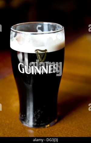 Pinte de Guinness dans un pub Banque D'Images